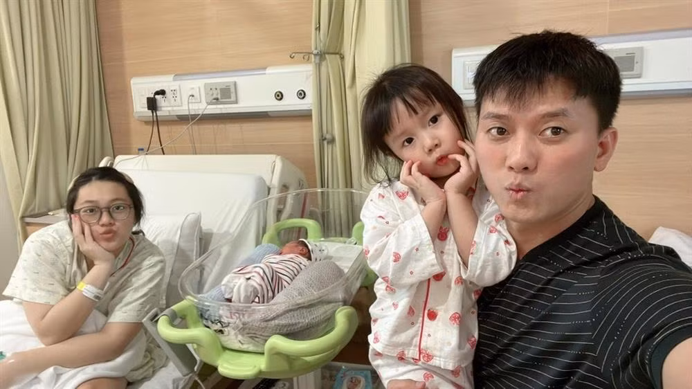 Theo nam diễn viên, khi con trai mới được 1 ngày tuổi, anh đã phải đi quay phim cùng đoàn. Dù rất xót xa khi không thể kề cạnh chăm sóc vợ, tuy nhiên anh tranh thủ xong việc sớm để về với vợ con.