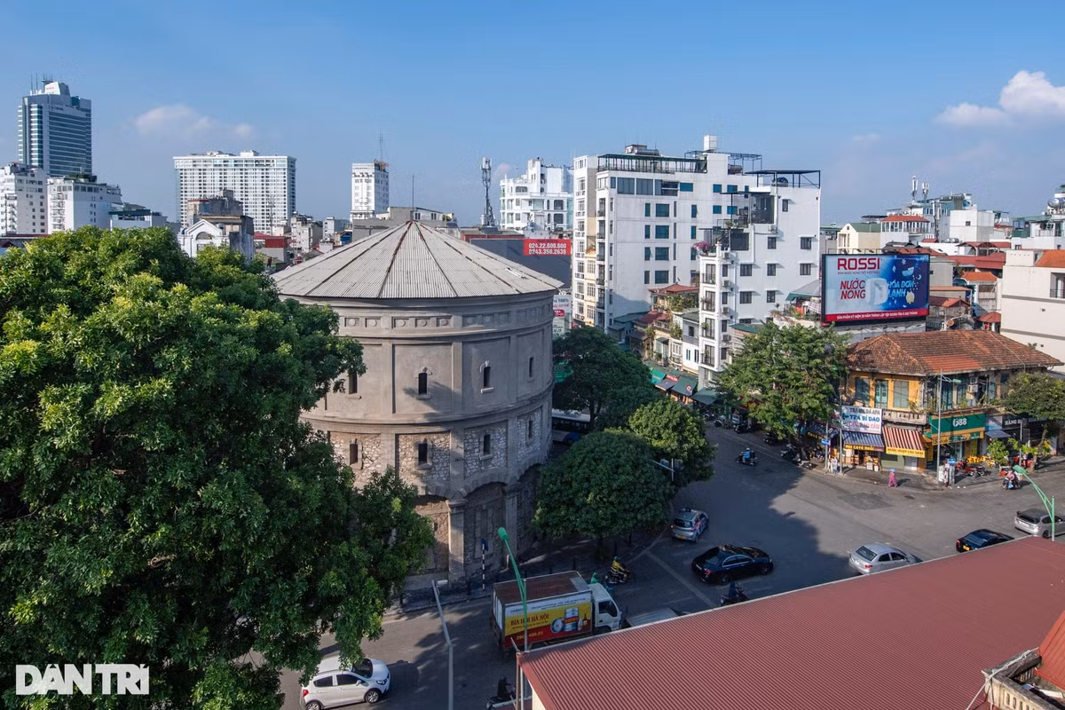  Tháp nước Hàng Đậu là công trình xây dựng năm 1894, nằm tại ngã sáu của các phố Hàng Than, Hàng Lược, Hàng Giấy, Hàng Đậu, Quán Thánh và Phan Đình Phùng (quận Ba Đình, Hà Nội) nhằm phục vụ việc cung cấp nước sạch cho binh lính và công dân của Pháp trong thời gian đô hộ tại Hà Nội. Tháp được xây bằng đá hộc, hình trụ tròn, đường kính 19m, cao 3 tầng, mái có hình chóp nón, ở giữa có cột thu lôi.