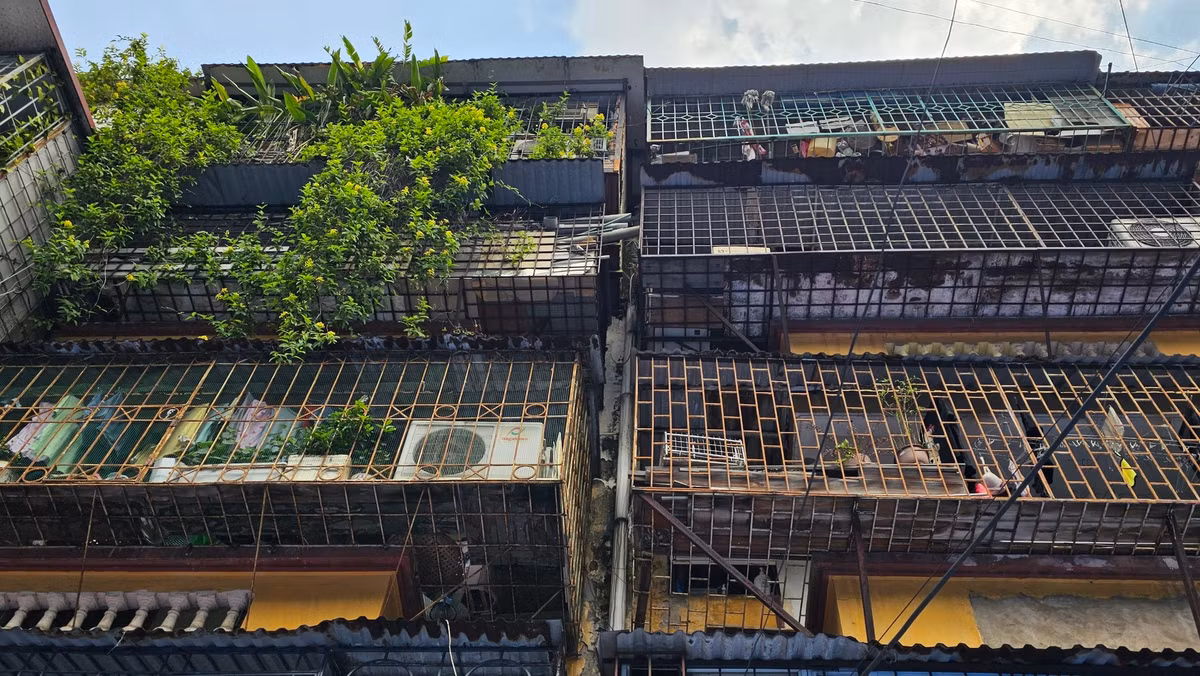Tình trạng cơi nới, lấn chiếm khiến khu tập thể xuống cấp và nhếch nhác.