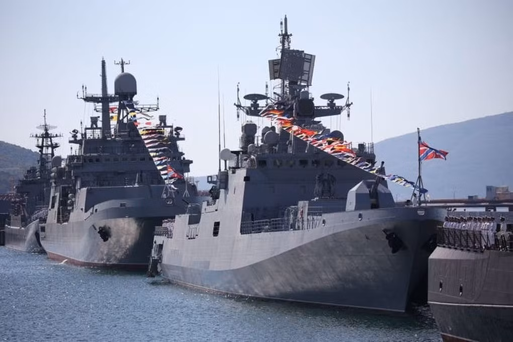 Ukraine tuyen bo tap kich trong dem, danh chim hai tau Nga o Crimea