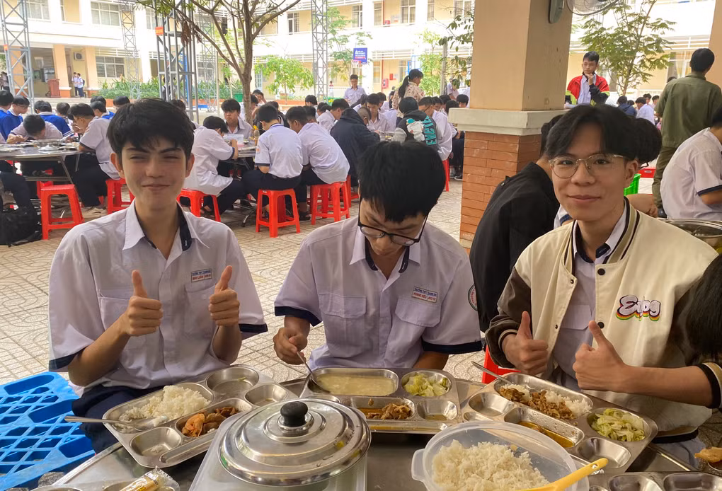 Truong hoc len tieng ve suat an 33.000 dong chi co rau va 2 qua trung op la-Hinh-3
