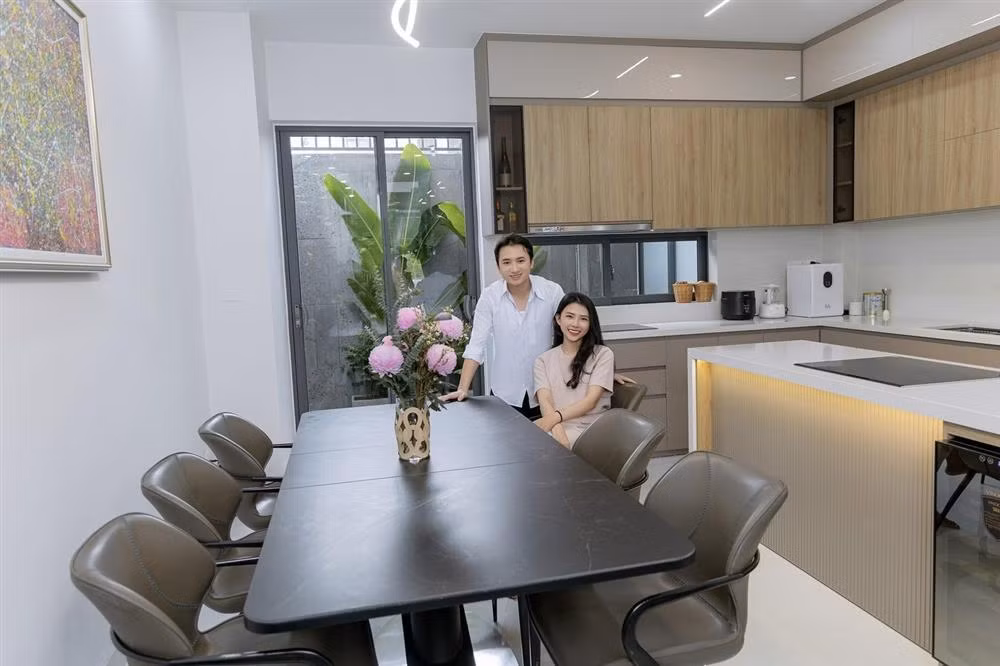 Trước đó, bà xã Phan Mạnh Quỳnh từng cho hay căn hộ cũ của vợ chồng cô có kích thước khá nhỏ, nên họ đã quyết định xây một căn nhà mặt đất để tiện cho việc sinh hoạt trong gia đình. Khánh Vy cũng tiết lộ cô đặt nhiều tâm huyết cho tổ ấm mới, từ việc chọn từng viên gạch đến trang trí từng cái cây (Ảnh: Facebook nhân vật).