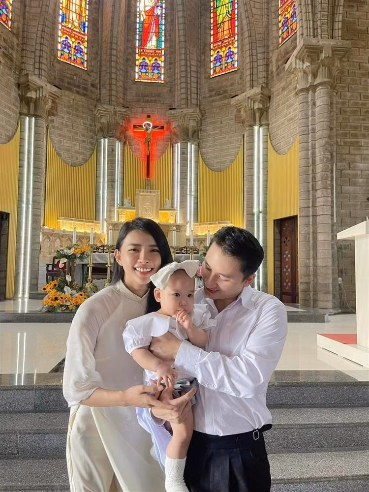 Kể từ khi kết hôn, cuộc sống hôn nhân của nam ca sĩ luôn nhận được sự quan tâm của công chúng. Trên mạng xã hội, cả hai thường xuyên chia sẻ những câu chuyện hài hước, xoay quanh đời sống vợ chồng (Ảnh: Facebook nhân vật).
