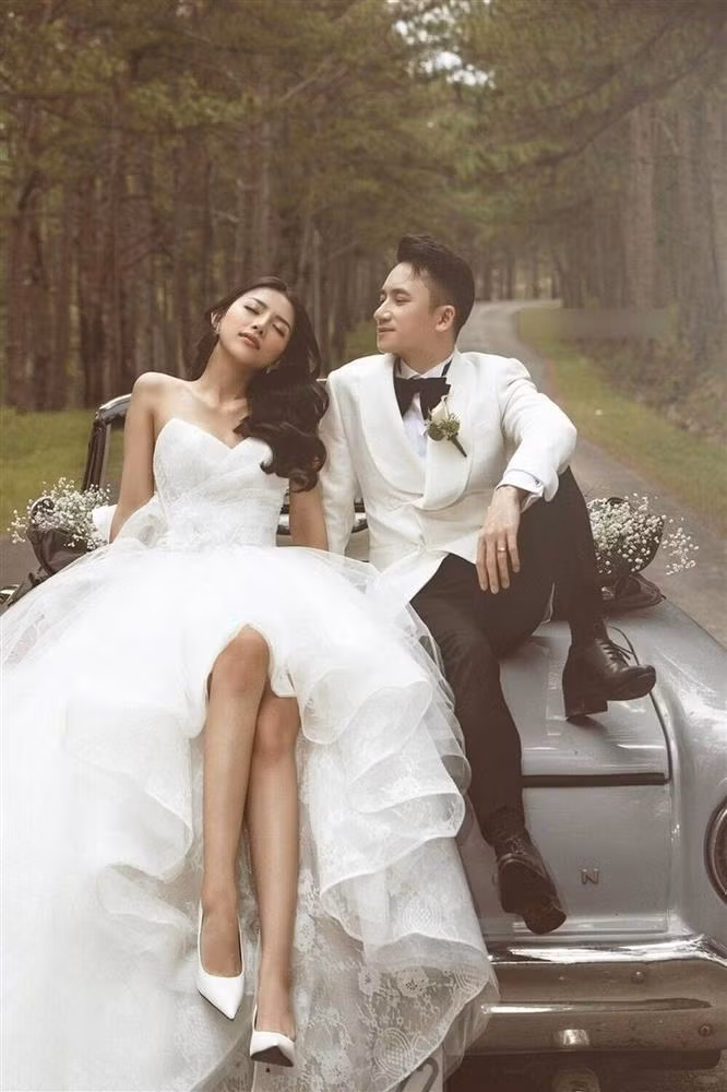 Phan Mạnh Quỳnh và bà xã Khánh Vy chính thức kết hôn vào tháng 4/2021. Cặp đôi đón con gái đầu lòng vào tháng 1 năm nay, đặt tên thân mật là bé Ốc (Ảnh: Facebook nhân vật).