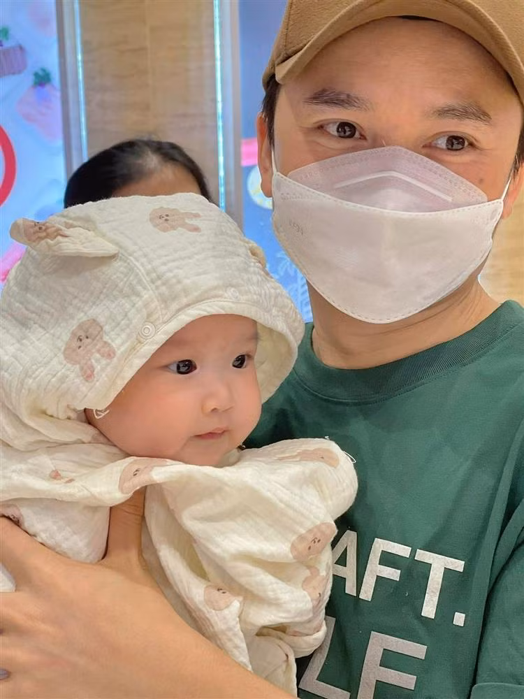 Phan Mạnh Quỳnh thường xuyên đem con gái ra "pha trò". Hồi con gái tròn 1 tháng tuổi, anh từng chia sẻ: "Một tháng trời mà chưa nói được câu nào trọn vẹn. Nhiều khả năng bố mẹ đã đặt kỳ vọng quá nhiều vào Ốc" (Ảnh: Facebook nhân vật).
