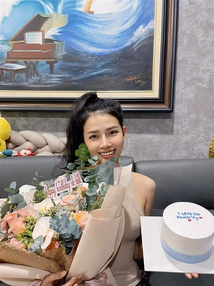 Với bà xã, Phan Mạnh Quỳnh luôn tinh tế và lãng mạn. Vào các dịp lễ hay ngày kỷ niệm quan trọng, nam ca sĩ thường chuẩn bị hoa, quà tặng vợ. Ngược lại, Khánh Vy cũng thường xuyên bày tỏ tình cảm dành cho ông xã trên mạng xã hội (Ảnh: Facebook nhân vật).