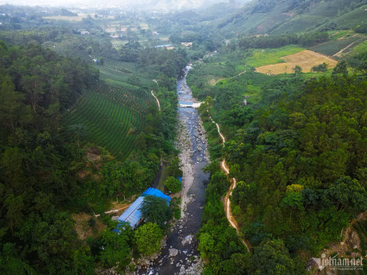 Cách trung tâm TP Thái Nguyên khoảng 45km có một dòng suối nằm ở sườn đông của dãy Tam Đảo (thuộc xã Hoàng Nông, huyện Đại Từ). Dòng suối này bắt nguồn từ núi cao chảy qua những vách đá tạo thành dòng thác hùng vĩ trước khi đổ ra sông Công được gọi là "Cửa Tử". 
