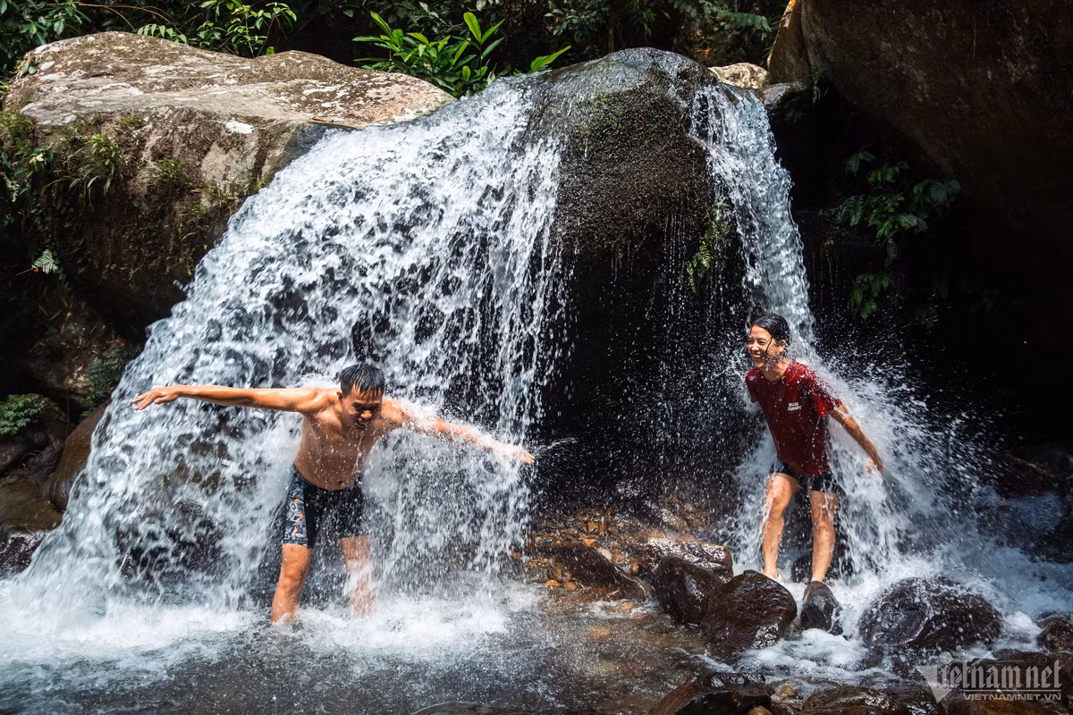 Những người khác lại quan tâm đến câu chuyện lãng mạn, đó là con suối gắn liền với chuyện tình của một đôi trai gái cùng nhau đi ngược dòng, nguyện thề sống chết có nhau. Từ đó họ truyền tai nhau: "Đi vào đó chỉ có đường tử".