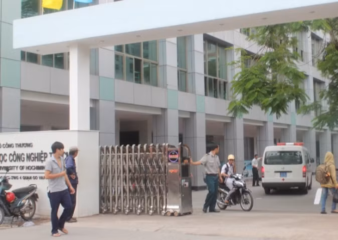 Hiện trường vụ nhảy lầu KTX tự sát tại trường ĐH Công nghiệp TP.HCM.