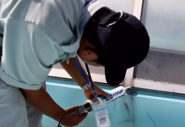 Theo ông Tô Ngọc Hải, Phó giám đốc Cảng hàng không Sân bay quốc tế Đà Nẵng, nguyên nhân của vụ dột nước tại khu vực Nhà ga Sân bay Quốc tế Đà Nẵng (chiều 1/8) do mưa lớn, gió mạnh xốc nước mưa vào mối nối giữa 2 mép tôn tại khu vực mái lấy sáng khu vực tầng 2, khu nhà ga đi gây dột nước. Ảnh Nguyễn Huy.