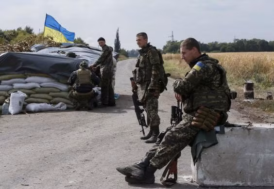 Vệ binh Quốc gia Ukraine canh gác tại một trạm kiểm soát ở Slavyanoserbsk, Lugansk.