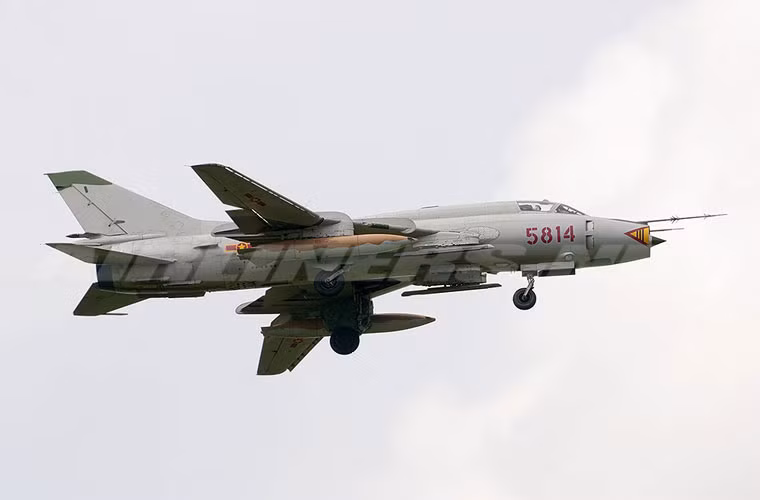 Su-22 tuy được thiết kế cho vai trò tấn công mục tiêu mặt đất, nhưng khi cần máy bay có khả năng mang 2 tên lửa không đối không R-60 làm nhiệm vụ phòng không. Ảnh: Airlines.net