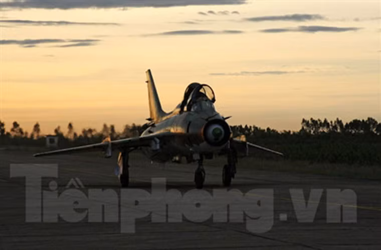 Bên cạnh những chiếc MiG-21, những “cánh chim bán chuyên nghiệp” trong nhiệm vụ phòng không, tiêm kích – bom Su-22 cũng sẵn sàng chiến đấu bảo vệ vùng trời đất nước. Ảnh: Tiền Phong