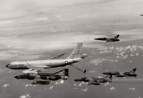 F-4 đang được tiếp nhiên liệu trên không.