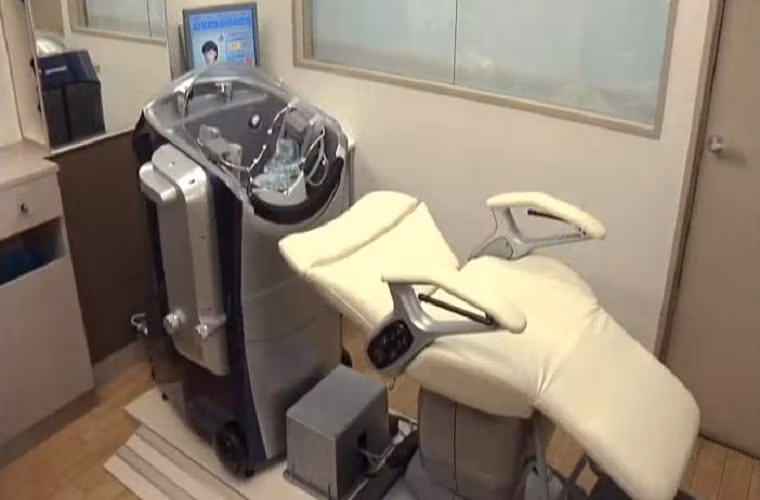  Các dịch vụ chăm sóc được thực hiện đầy đủ với một chiếc máy tự động. Robot sấy khô tóc, dùng ngón tay massage đồng thời truyền xung điện với cường độ thích hợp làm rung da đầu, giúp máu tuần hoàn tốt hơn. 