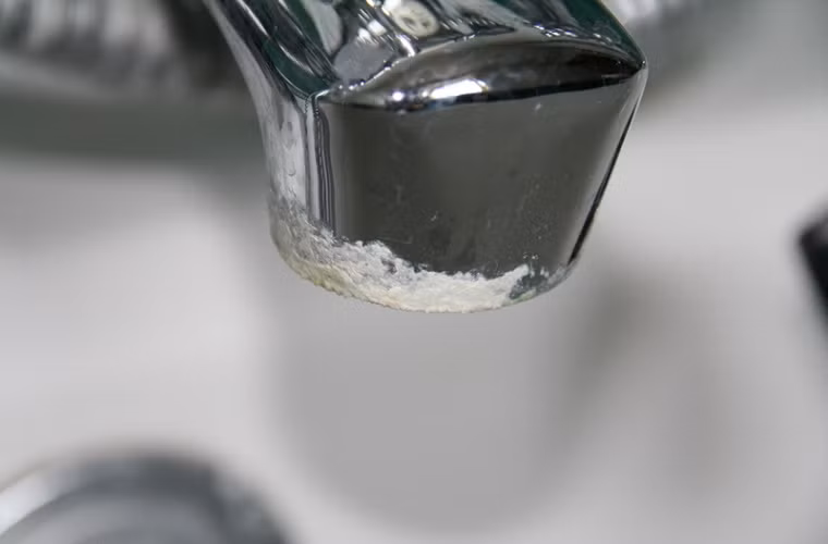 Công nghệ lọc Nano phù hợp với nhiều nguồn nước hơn tuy nhiên với nhiều cặn vôi trong nước, máy không hiệu quả. Ngoài ra Nano không thể làm mất vị mặn của nước nhiễm lợ, nhiễm mặn. 