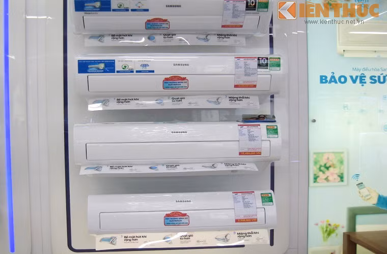  Ngoài các tính năng trên, sản phẩm dùng "chiêu" bảo hành máy nén 10 năm để thu hút người tiêu dùng. Có thể mua điều hòa một chiều tiêu chuẩn AR09HCFSUR giá 7.950.000; AR12HCFSSUR (giá 10.250.000) AR24HCFSSUR (giá 21 triệu). Dòng hai chiều có mức giá khoảng 9 triệu đồng (AR09HPFNSWK).