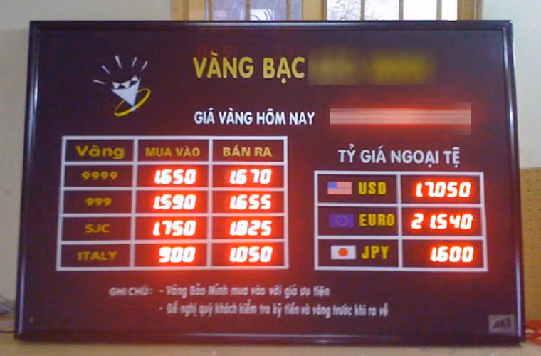 Cẩn trọng hơn, chọn cách đi tham khảo thị trường trước khi mua vàng, chị Thu Trang (Thanh Xuân) cho biết: "Mình thường đi khoảng 5-6 cửa hàng để xem bảng giá mua vào, bán ra của từng nơi, vì sợ bị "hố" lắm, chênh nhau được vài trăm là tốt lắm rồi. Tất nhiên, nên đi xem ở những cửa hàng có uy tín và đừng nên ham rẻ mà mua phải vàng trộn tạp chất".
