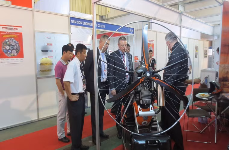 Khách tham quan chăm chú xem sản phẩm tại triển lãm.