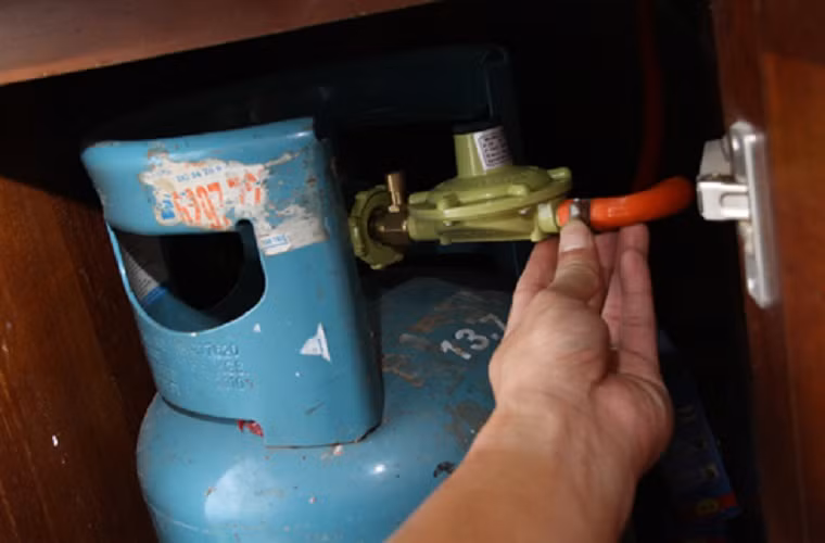 4. Kiểm tra thiết bị gas Cần đảm bảo ống dẫn không có vết thủng (do chuột cắn, vật sắc nhọn đâm phải...), van không rỉ sét, không xì gas gây lãng phí và cháy nổ, nguy hiểm cho bạn và gia đình. 
