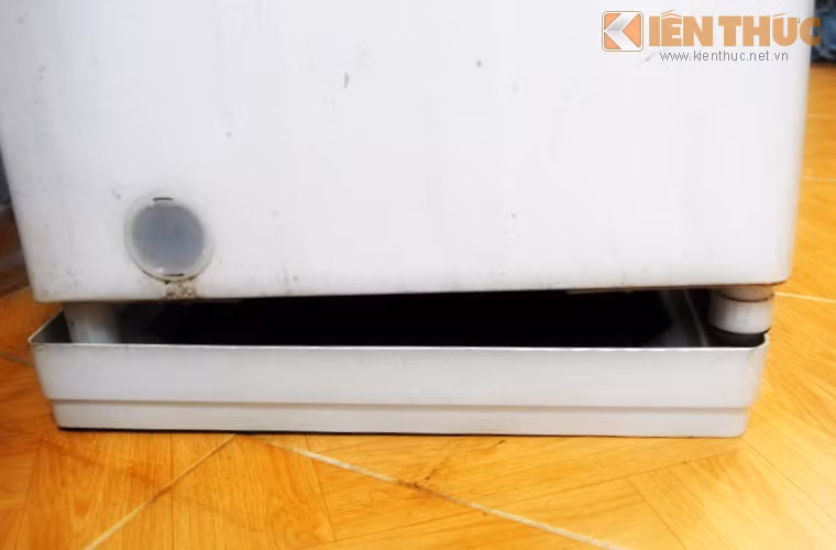 1. Vị trí đặt máy sai lệch Khi chân máy giặt bị lệch hoặc đặt ở nơi không bằng phẳng, lồng giặt va chạm với vỏ máy. Ngoài ra trong quá trình di chuyển, trục quay bị vênh, khiến máy làm việc quá tải, tạo tiếng ồn phiền toái. Tình trạng này nếu không khắc phục nhanh sẽ làm giảm độ bền của máy giặt.