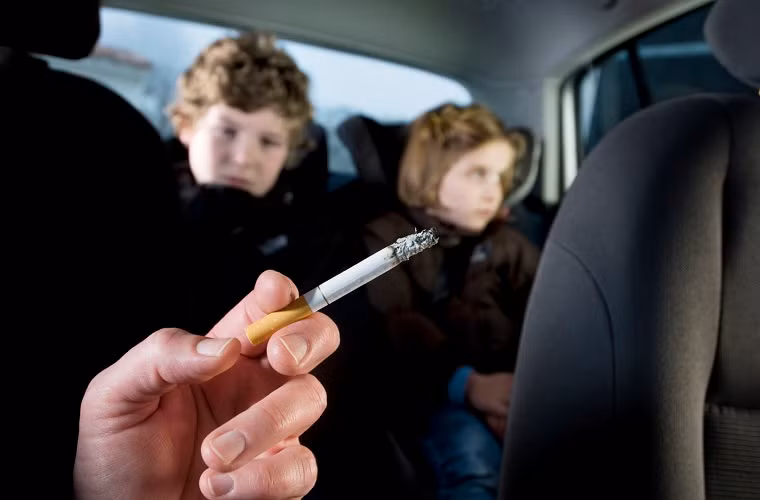 Tuyệt đối không hút thuốc trên xe, khói thuốc và hơi ẩm do điều hòa tỏa ra tạo mùi hôi và gây hại cho hô hấp của bạn.