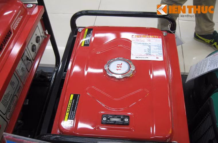  Ngoài ra, khá thông dụng là máy phát điện chạy bằng xăng, dầu diesel có giá “mềm” hơn từ 3- trên 10 triệu nhưng “ăn” nhiên liệu và có tiếng ồn.