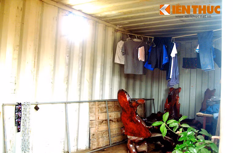 Trong nhà, từ trần xuống sàn cao khoảng 2,6m, không gian sinh hoạt liền mạch, không có ngăn chia giữa các khu vực. Người dùng tận dụng mọi diện tích để phơi quần áo những ngày mưa bão. 