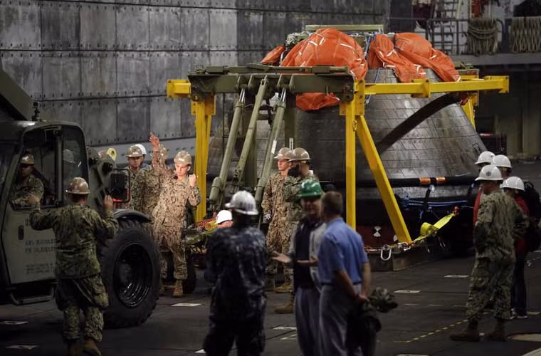 Khoang hạ cánh tàu vũ trụ thế hệ mới Orion nằm trong khoang tàu đổ bộ USS Anchorage – con tàu chịu trách nhiệm thu hồi Orion sau khi hạ cánh xuống mặt biển Thái Bình Dương, ảnh chụp ngày 8/12.
