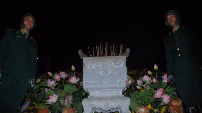 Giữa đêm giá rét, hai chiến sĩ biên phòng vẫn đứng canh gác bảo vệ mộ Đại tướng - Ảnh: Quốc Nam.