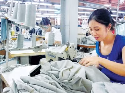Vấn đề ai sẽ không có lương, thưởng Tết? Kẻ khóc người cười là tâm trạng thưởng Tết 2014, khốn khổ nhất là người lao động làm việc cho các doanh nghiệp đã ngừng hoạt động, giải thể hoặc phá sản; chắc chắn không có lương cũng như thưởng Tết. Xuất hiện nhiều những lo ngại về việc tăng lương tối thiểu từ 1/1/2014 ảnh hưởng tình hình lương thưởng Tết sắp tới. Nhưng Phó Chủ tịch Tổng Liên đoàn Lao động Việt Nam Mai Đức Chính cho biết, việc điều chỉnh lương tối thiểu không ảnh hưởng nhiều đến lương thưởng Tết bởi nhiều DN đã trả cao hơn mức nhà nước quy định. Ảnh: Tiền Phong