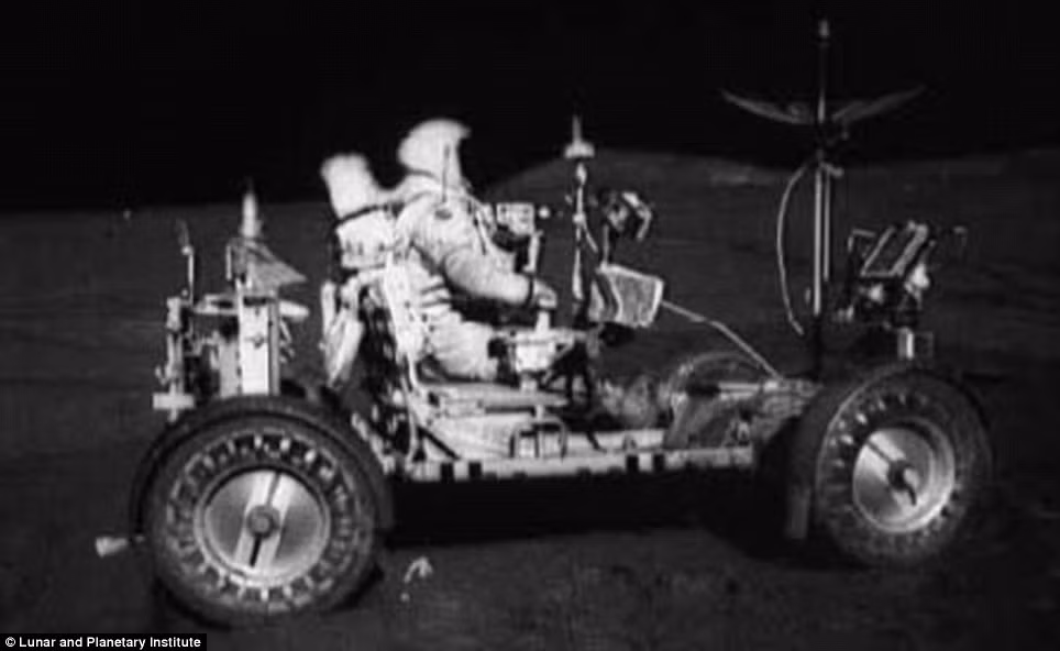 Lái xe trên Mặt trăng. Trong sứ mệnh Apollo 15, phi hành gia đã có thể lái xe xung quanh, tăng phạm vi hoạt động của họ lên đáng kể trên bề mặt của Mặt trăng.