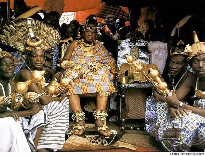 Ở đời vua Otumfuo Osei Tutu II có một chiếc ghế đẩu được làm bằng vàng.