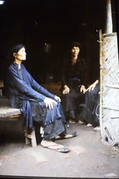 Bà đồng ở nông thôn.