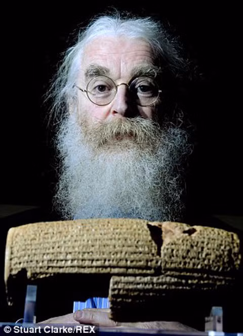 Vị tiến sĩ Irving Finkel đã dịch đoạn văn bản 3.700 tuổi về thuyền Noah.