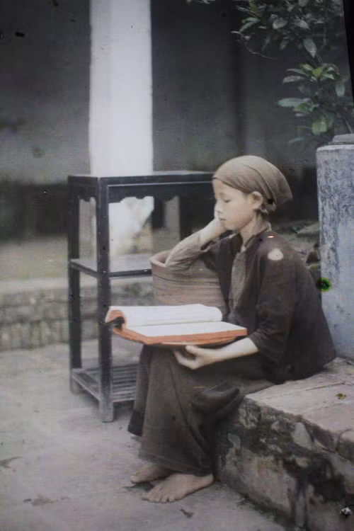 Chú tiểu đọc kinh trong chùa Viêm Minh.