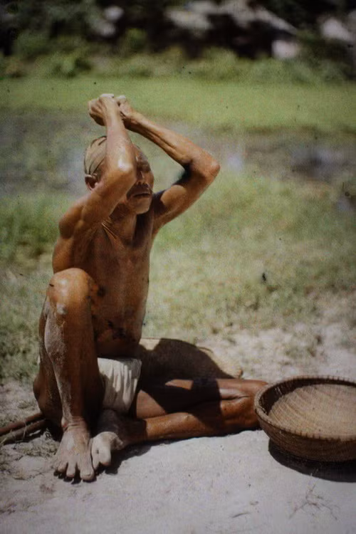 Người ăn mày mù xin ăn.