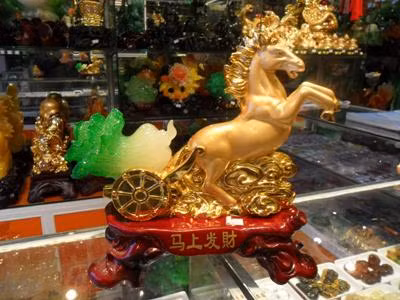 Ngựa phi nước đại còn hàm ý về sự đi xa nên rất thích hợp cho những người hay đi công tác lâu ngày hoặc bôn ba đây đó. Đây là một vật khí không thể thiếu cho những doanh nhân thường xuyên công tác xa nhà. Trong trường hợp này, nên đặt ngựa ở hướng Tây, Tây Bắc hoặc Đông Bắc để tăng cường cát khí cho các sao tốt ở các hướng này.