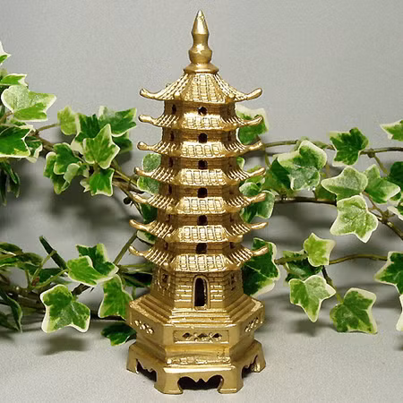 Ngoài ra, họ còn có thói quen bày mô hình tháp ở vị trí Văn Xương trong nhà. Bởi theo quan niệm từ xa xưa, chùa tháp tượng trưng cho trí tuệ và pháp lực vô biên của nhà Phật nên tháp bày trong nhà sẽ có tác dụng bảo vệ và đem lại may mắn, thuận lợi trong học hành, thi cử.
