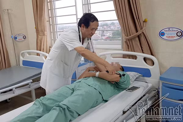 Nguoi dan ong khoe manh dot quy do tam nuoc lanh sau khi tap the duc