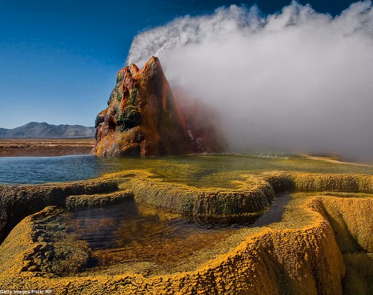  David Jamison, người cung cấp tour du lịch cho khách tham quan đến Fly Geyser cho biết: "Tôi muốn nhiều người có thể chiêm ngưỡng cảnh đẹp nơi đây. Màu sắc của nước cũng thay đổi liên tục theo mùa. Khi nhìn thấy nó lần đầu tiên, tôi thấy nó không lớn lắm. Nhưng dần dần nó cuốn hút tôi giống như là vùng đất ma thuật. Nơi đây không có máy bay đây hoặc xe hơi. Đây là vùng đất hòa bình và yên tĩnh với nhiều ngọn núi đẹp xung quanh. Thêm vào đó, mọi người sẽ nghe được âm thanh của nước". 