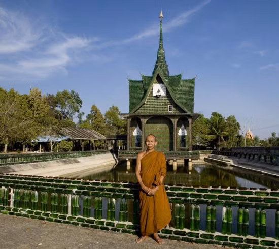 Bất cứ ai theo đạo Phật đều biết rằng say rượu là một trong những giới luật bị cấm nghiêm ngặt của người nhà chùa. Tuy nhiên chẳng có giới luật nào cấm xây dựng chùa chiền từ vỏ lon bia, và một ngôi chùa tương tự đã ra đời ở ngay xứ Phật Thái Lan.