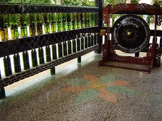 Ngay cả các bức tranh khảm quanh ngôi chùa, lấy chủ đề Phật giáo cũng được làm từ nắp chai. Theo những nhà thiết kế ngôi chùa, ngoài việc tái sử dụng vật liệu khó tiêu thụ, thân thiện với thiên nhiên, các vỏ chai này không bị mờ nhanh, giữ được màu sắc tươi tắn lâu ngày và cũng rất dễ cọ rửa.