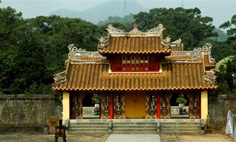 Hiển Đức Môn nằm giữa đường Thần Đạo, phía trên có vọng lâu và cửa vào khu vực tẩm điện.