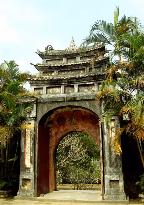 Hoằng Trạch môn. Qua cửa này với mười bảy bậc đá Thanh xuống thì đến ba cái cầu xây song song nối Phụng Thần sơn với Tam Tài sơn.