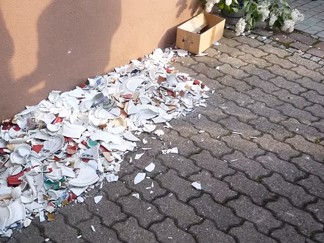  Đan Mạch: Người dân Đan Mạch chào năm mới bằng cách ném đĩa, ly, đồ sành sứ cũ vào cửa nhà của người thân, bạn bè. Việc này thể hiện tình cảm mãi bền chặt và cũng được cho là mang lại may mắn. Gia đình nào càng có nhiều đĩa vỡ, càng có thể mong đợi nhiều vận may đến trong năm mới. Bên cạnh đó, họ cũng đứng trên ghế và cùng nhảy xuống vào lúc nửa đêm để "nhảy" sang năm mới.