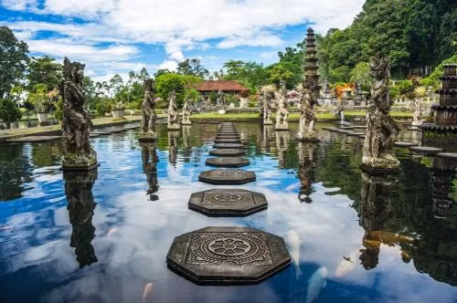 Theo BBC, người Toraja sống ở Nam Sulawesi, Indonesia. Đây cũng là một trong những bộ tộc kỳ lạ trên thế giới, có truyền thống treo người chết trên vách đá, sau khi tiến hành tang lễ. Với những đứa trẻ chưa mọc răng chẳng may qua đời, họ thường chôn trong hốc cây cổ thụ.