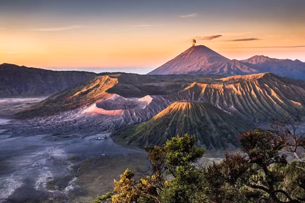 Indonesia còn có biệt danh là đất nước vạn đảo. Quốc gia này gồm hơn 17 nghìn hòn đảo khác nhau. Indonesia là nước có nhiều đảo nhất ở Đông Nam Á.
