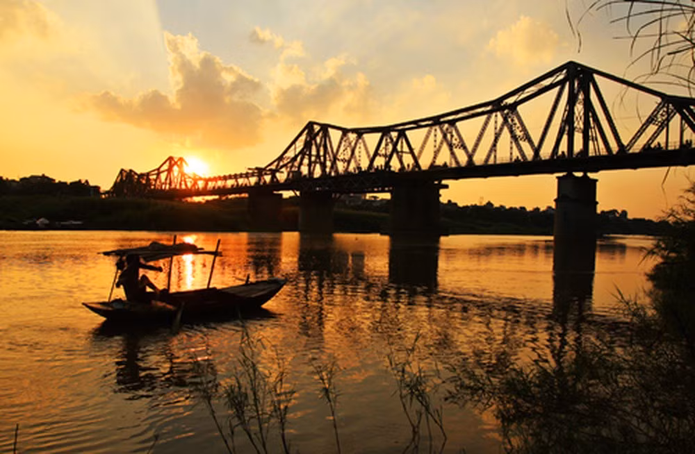 Theo Cổng thông tin thành phố, Hà Nội có biệt danh “thành phố sông hồ” hay “thành phố trong sông”. Các con sông lớn, nhỏ đã chảy hàng nghìn năm, đem phù sa bồi đắp nên vùng châu thổ phì nhiêu cho thủ đô.