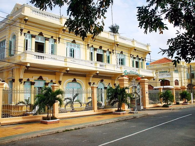 Rất giàu có nhưng do ăn chơi hoang phí, Trần Trinh Huy đã tiêu hết tài sản, cuối đời sống trong khó khăn. Ngôi biệt thự ông từng ở nay được sử dụng làm khách sạn, trở thành điểm tham quan du lịch thu hút.